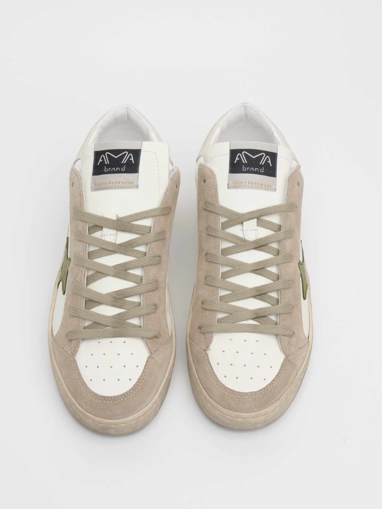 Sneakers in pelle bianca con inserti in pelle scamosciata